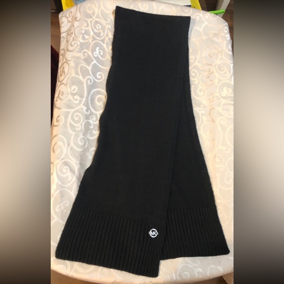 Michael Kors Hat & Scarf Set - Picture 5 of 7